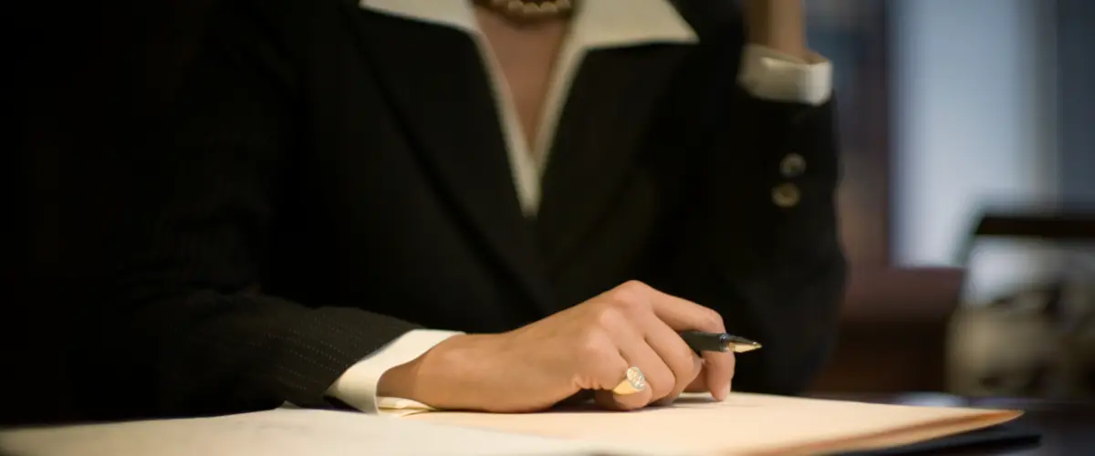 blog 20150908 bank schendt zorgplicht met beleggingsadvies cu vrouw met pen