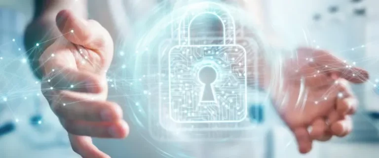 Handen die een virtueel slot pakken