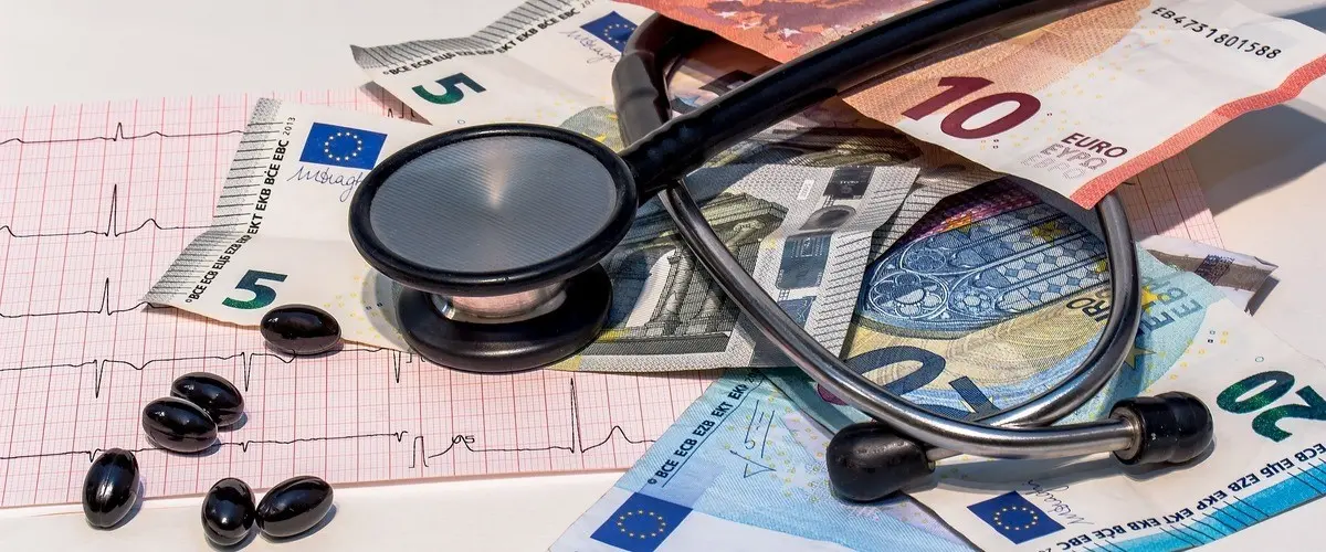 wet tegen zorgfraude van de baan geld en stethoscoop