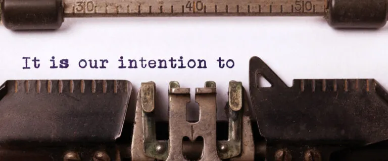 Typemachine schrijft tekst op wit papier: letter of intent (LOI)