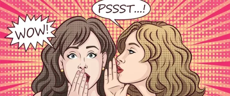 Vrouw fluistert geheim in oor van vriendin